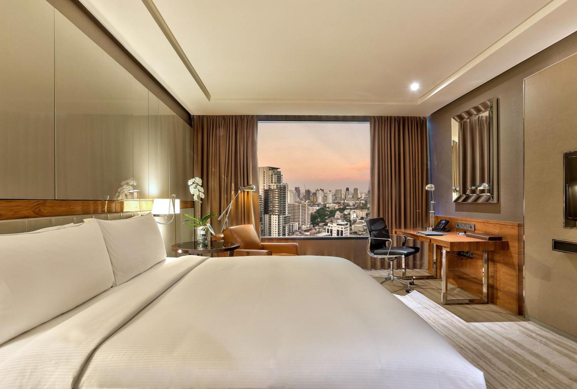 Hilton Sukhumvit Bangkok Hotel Exterior photo